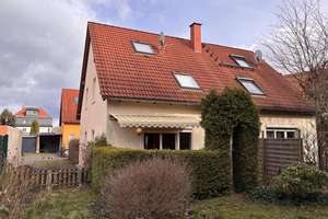 Doppelhaushälfte für eine Familie in Engelsdorf
in ruhiger Lage mit Garten