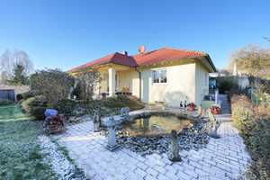 Gemütlicher Bungalow, Bj. 2006, mit schönem Garten, Kaminofen und 2 Garagen in Weidach bei Coburg – Coburg (Kreis) – Vorschaubild 1