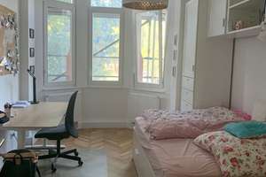 Komplett sanierte 3,5 ZKB mit Balkon und original Dielenböden und Wohnküche in stilvollem Altbau!