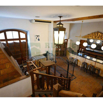 Zentrales Objekt in La Bisbal dEmpordà mit Restaurant und möglichen Wohnungen in den oberen Etagen. 