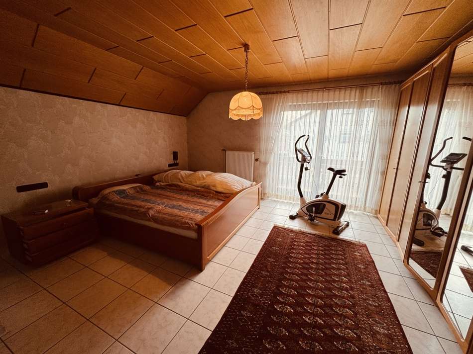 Schlafzimmer mit Außenbalkon