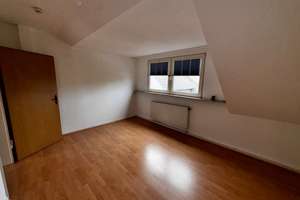 2-Zimmer-Dachgeschosswohnung in Duisburg mit guter Raumaufteilung – Fischerstraße 63, 47055 Wanheimerort, Duisburg – Vorschaubild 2