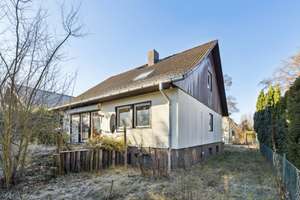 Platz für Ideen - Sanierungsbedürftiges Einfamilienhaus auf sonnigem Grundstück