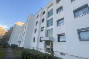 Attraktive, renovierte 3-Zimmer-Wohnung mit Balkon in Wiesbaden – Pörtschacher Str. 6, 65187 Biebrich, Wiesbaden – Vorschaubild 1