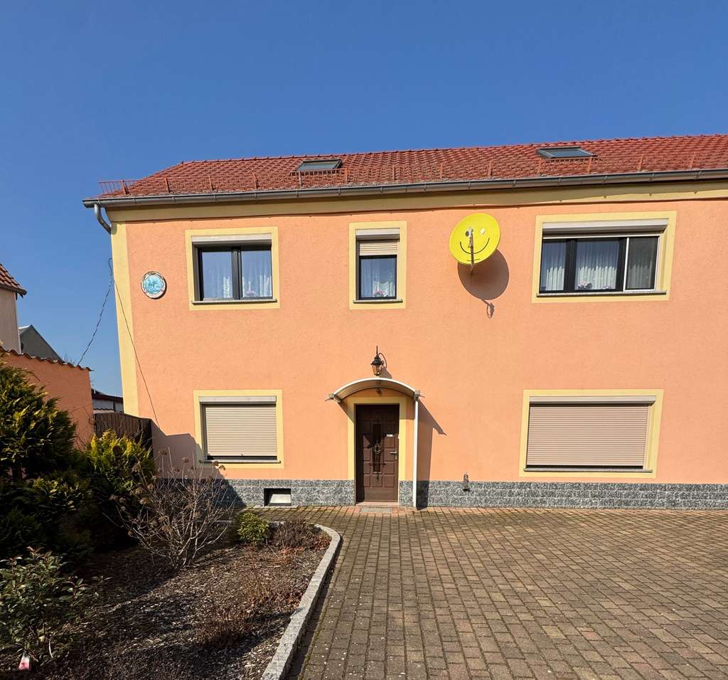 Immobilie in Wermsdorf - Einfamilienhaus in Dorfrandlage mit Garage und Garten – Teil eines sanierten Dreiseitenhofes - Bild 1