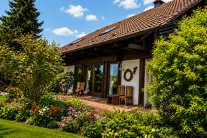 Ein Zuhause zum Durchatmen – charmantes Holzhaus in ruhiger Aussichtslage! – Die vollständige Adresse der Immobilie erhältst du vom Anbieter., 88400 Biberach an der Riß – Vorschaubild 3