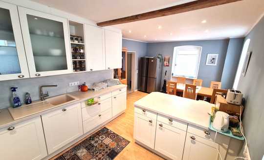 FAMILIENHAUS MIT 4 SCHLAFZIMMERN, EBK, PARKETT, 2 BÄDERN SOWIE EINEM MINIGARTEN