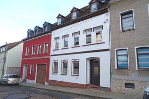 Neues Angebot !  Teilsaniertes Reihenmittelhaus ca. 150 m² Wohnfläche + eigene Zufahrt und 3 Garagen – Philippstraße 15, 8393 Meerane – Vorschaubild 3