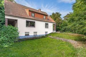 Renovierungsbedürftiges Einfamilienhaus mit großem Grundstück