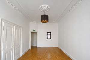 Altbau-Traum / 4-Zimmer / 2. OG / Balkon / Aufzug / Vermietet