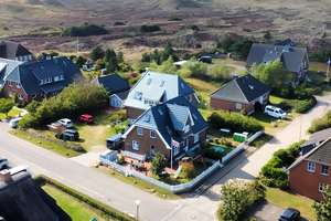 Exklusives Investment auf Amrum – Haupthaus mit 7 Ferienwohnungen in absoluter Bestlage – Die vollständige Adresse der Immobilie erhältst du vom Anbieter., 25946 Norddorf auf Amrum – Vorschaubild 1