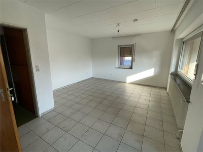 Helle 5-Zimmer-Wohnung (teilmöbliert) inkl. Balkon / Wintergarten & Einbauküche