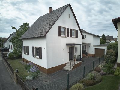 Zweifamilienhaus (Vorderhaus vermietet) mit XL-Garage und Garten!