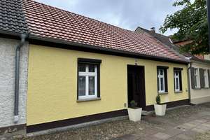 Stadthaus mit Garten, Garage und Grundstücksauffahrt – Kurt-Tucholsky-Str. 13, 16831 Rheinsberg – Vorschaubild 2