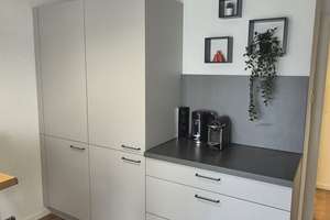 Hochwertig renovierte 2-Zimmer-Wohnung mit Balkon, Einbauküche & Teilmöblierung in ruhiger Toplage