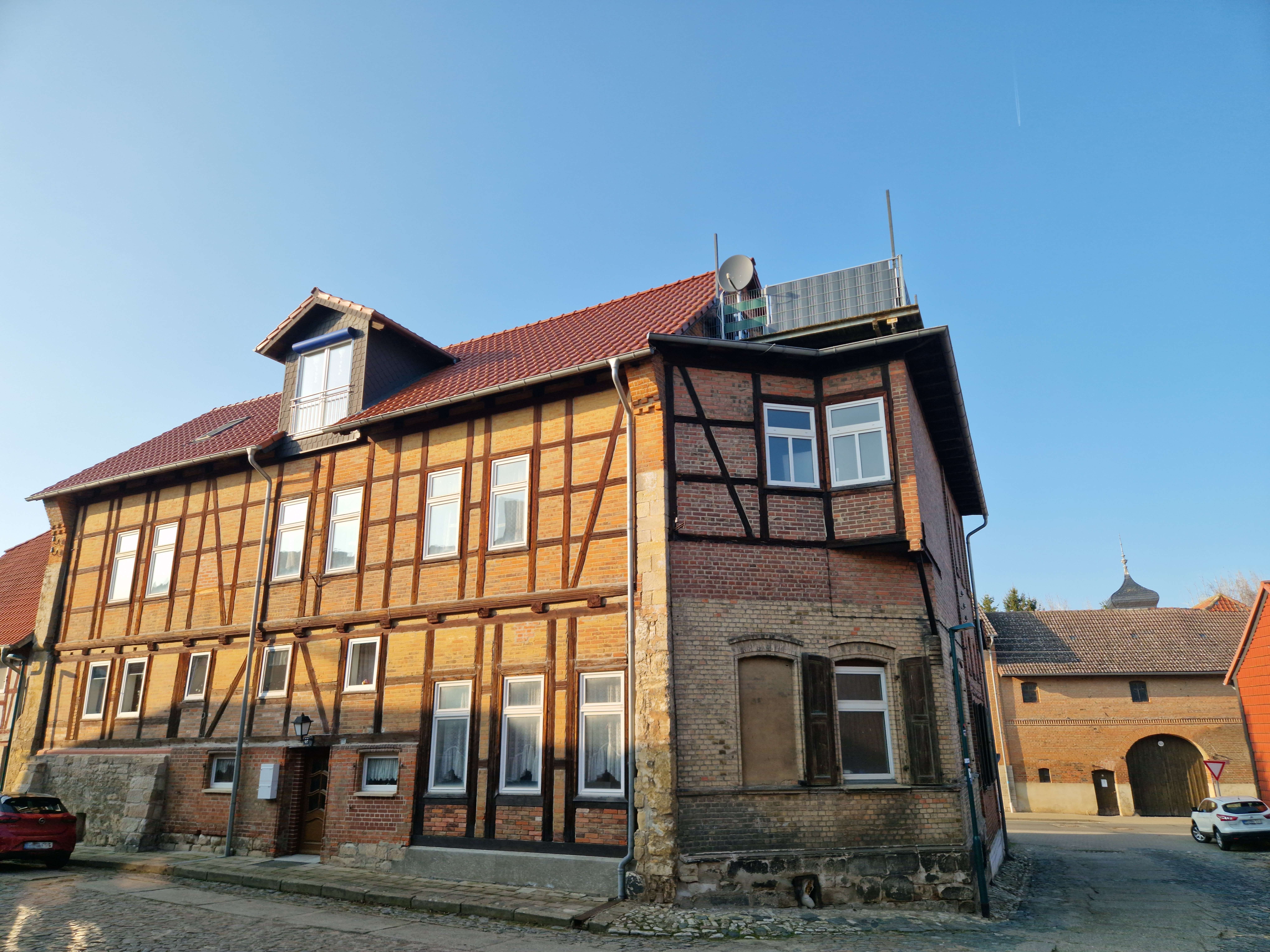 2 vermietete Wohneinheiten und eine ehem. Gaststätte mit Saal als Ausbaureserve in Eilsdorf / Huy, Harz Kreis – Bild 1