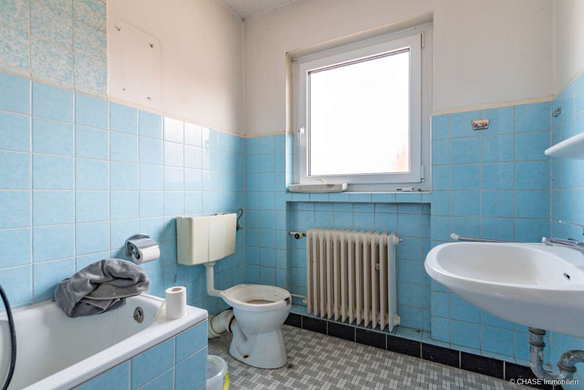 Immobilie in Hagenburg - Sanierungsbedürftiges Zweifamilienhaus in bester Lage Hagenburgs mit Garage und Garten - Erbbau! - Bild 3