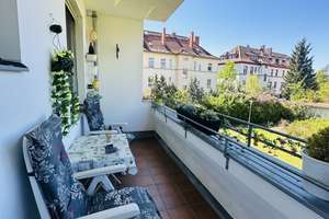 Bezugfreie 2-Zimmer-Wohnung mit großem Balkon – hell, modernisiert, ruhige Lage.
