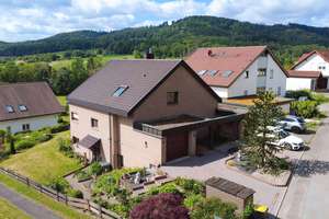 Haus im Haus: Mit Garten, Loggia und Garagen in Sachsenheim-Spielberg
