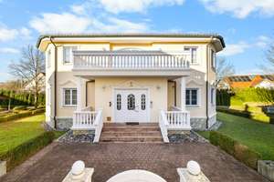 Palaisartige Neoklassik-Villa in Pfuhl