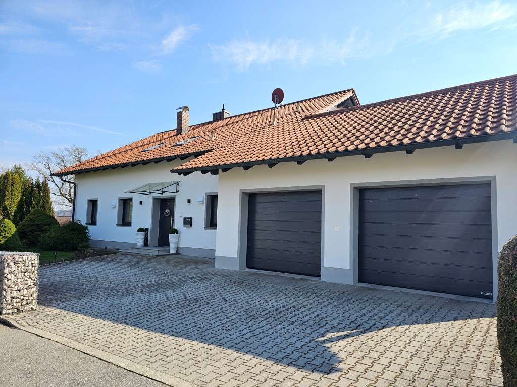 Immobilie in Ortenburg - "Gemeinsam wohnen, getrennt leben: energetisch saniertes Zuhause für Jung  & Alt" - Bild 1