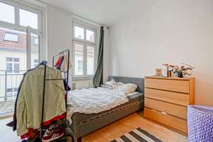 Altbauflair mit Südbalkon – charmante Rückzugsoase mitten in Prenzlauer Berg – Die vollständige Adresse der Immobilie erhältst du vom Anbieter., 10407 Prenzlauer Berg, Berlin – Vorschaubild 2