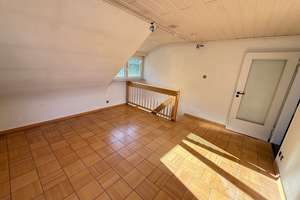 Renovierungsbedürftige 3-Zi.-DG-Whg. mit Balkon * Garage + Stpl. * Gartenanteil * Top Wohnlage * – Die vollständige Adresse der Immobilie erhältst du vom Anbieter., 70327 Wangen, Stuttgart – Vorschaubild 3