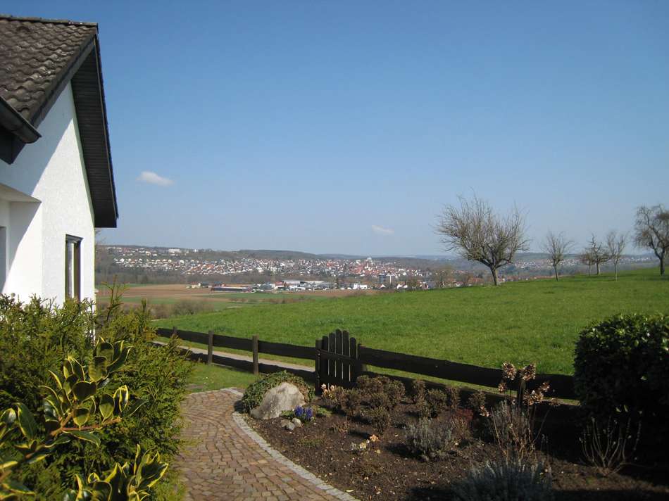 Randlage mit Fernsicht