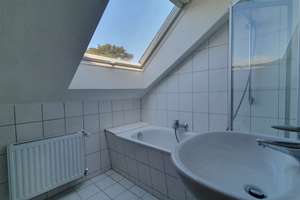 Stilvolle 2-Raum-DG-Wohnung in Düsseldorf-Wersten – Curieweg 30, 40591 Wersten, Düsseldorf – Vorschaubild 12