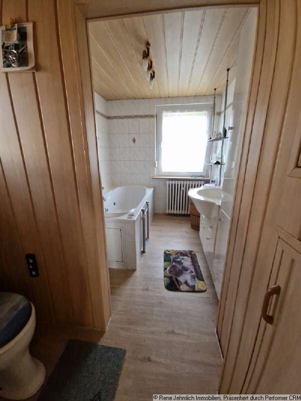 Immobilie in Callenberg - Freistehendes Haus mit 753 m² Grundstück, Brunnen, Garagen und viel Raum für neue Wohnträume - Bild 3