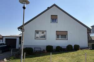 Attraktives Einfamilienwohnhaus mit weitläufigem Garten  – verwirklichen Sie Ihren Wohntraum – Die vollständige Adresse der Immobilie erhältst du vom Anbieter., 73469 Kirchheim am Ries – Vorschaubild 1