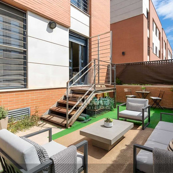 FRISCH RENOVIERTE WOHNUNG MIT GROSSER TERRASSE