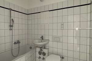 Single-Apartment mit EBK, tollem Balkon und Wannenbad - nur für EINE Person! – Stendaler Straße 45, 12627 Hellersdorf, Berlin – Vorschaubild 4