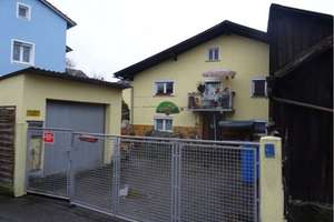 ZWANGSVERSTEIGERUNG: Nicht freistehendes Einfamilienhaus samt Einzelgarage und Scheune in Ruhstorf