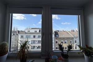 DG / Großzügiger Schnitt, ruhige zwei Zimmer mit Schrägen und großzügigem Küchenraum – Friedenstraße 62, 40219 Unterbilk, Düsseldorf – Vorschaubild 1