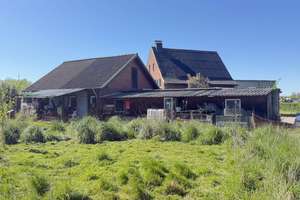 Einmaliges Zweifamilienhaus mit Nebengebäude, 2750m² Grundstück und 9 Zimmern