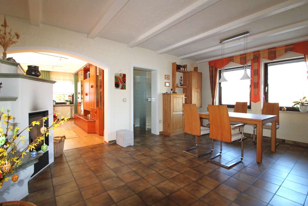 Immobilie in Emskirchen - Einfamilienhaus mit 9 Zimmern und Garage in Emskirchen - Bild 2