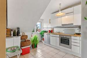 Gepflegte, frei werdende 3-Zimmer-Dachgeschosswohnung mit Privatgarten & Carport in Berlin-Karow – Florastr. 6, 13125 Karow, Berlin – Vorschaubild 3