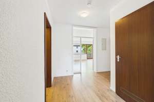 Helle 3-Zimmer-Wohnung mit Balkon, Garage und Treppenlift in Stuttgart-Weilimdorf – Die vollständige Adresse der Immobilie erhältst du vom Anbieter., 70499 Weilimdorf (Ortsteil), Stuttgart – Vorschaubild 4