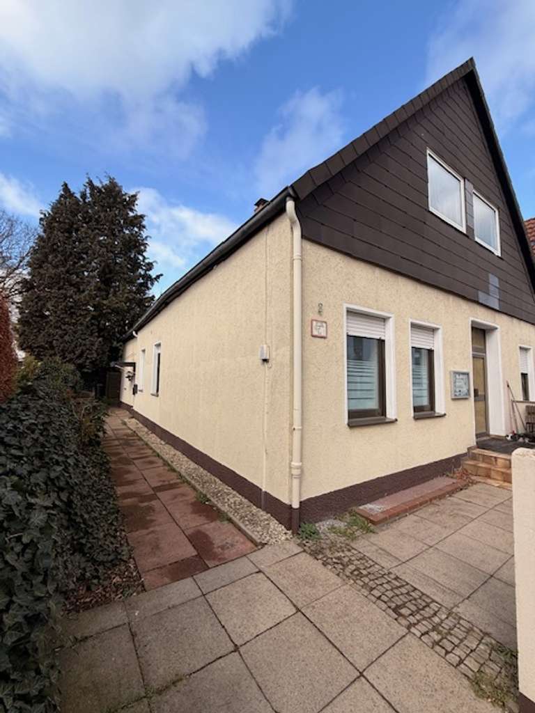 Immobilie in Bielefeld - Mehrfamilienhaus mit Zusatzchance: 4 Wohnungen vermietet + Lagerhalle - Ausbaureserve - Bild 0