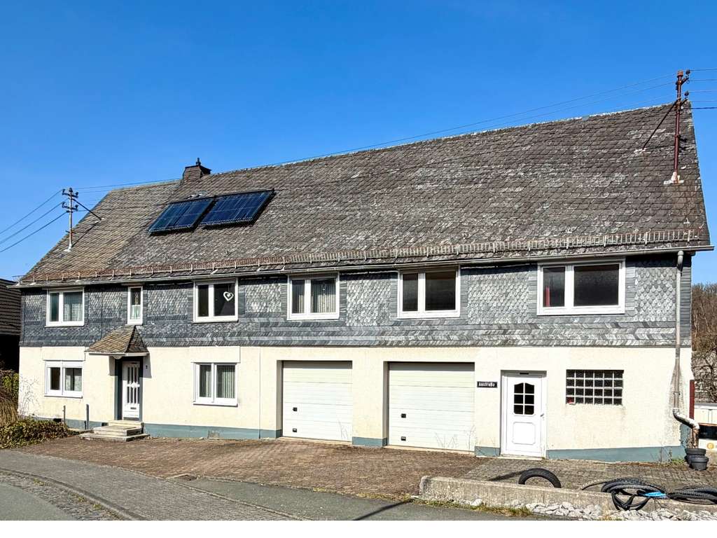 Immobilie in Burbach - Großzügiges Zweifamilienhaus mit Ausbau- & Entwicklungspotenzial in Burbach-Wahlbach - Bild 1