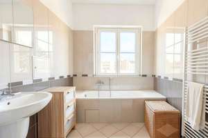 Denkmalgeschützter wunderschöner Altbau | 122m2 | 4 Zimmer | 2 Bäder | 2 Südbalkone | Volksparkblick – Die vollständige Adresse der Immobilie erhältst du vom Anbieter., 10715 Wilmersdorf, Berlin – Vorschaubild 8