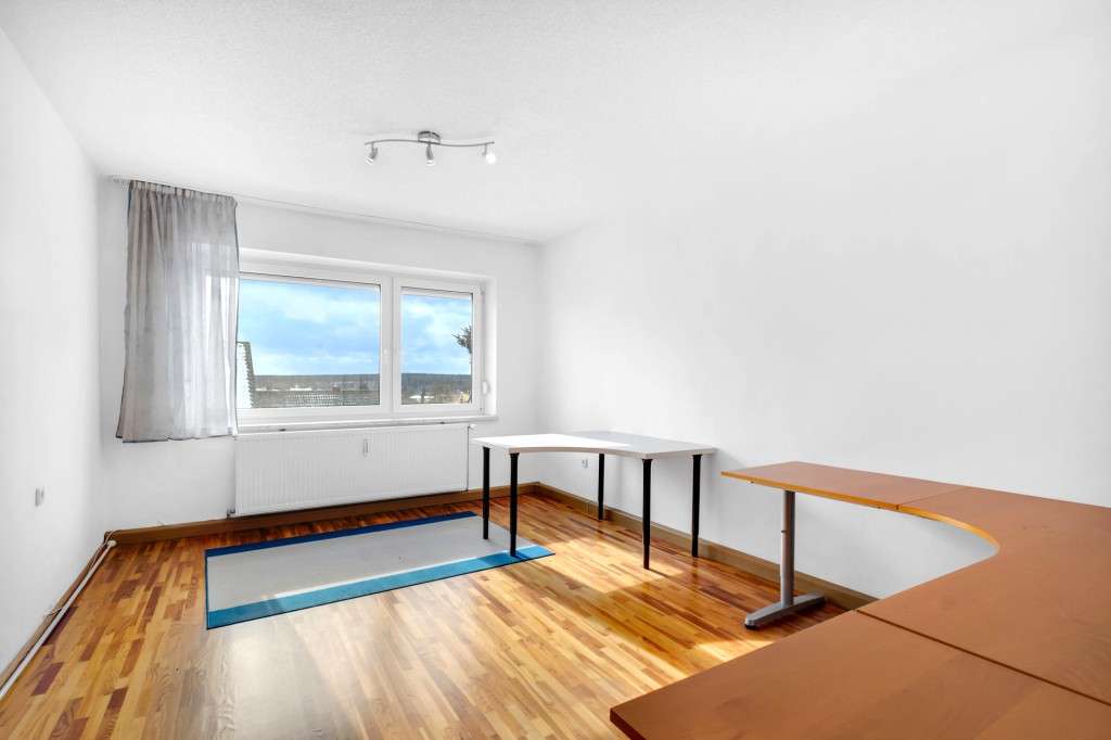 Immobilie in Pressath - Fernsicht geboten! Gepflegtes Dreifam.-Haus mit zwei Garagen und Carport - Bild 7