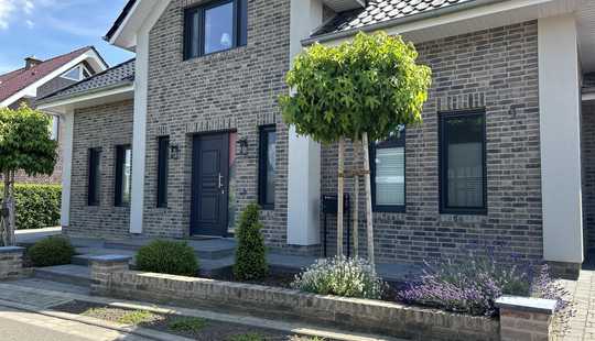 Bild von Ein-Zweifamilienhaus Essen  (Oldenburg) mit PV Anlage.