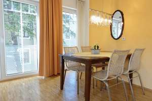 Lichtdurchflutete Wohnung mit großem Balkon – ruhige Villenlage