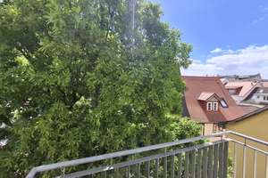Schönes 2-Familienhaus mit 2 Garagen im Zentrum von KA-Durlach! 4-Zi.-Maisonettewhg. sofort frei!