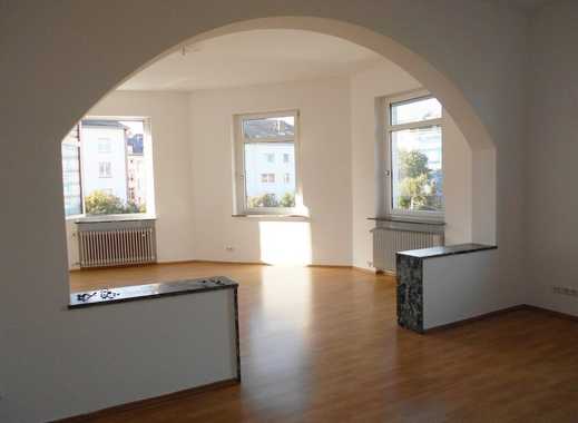 Großzügige, renovierte 4 Zimmer-Wohnung mit Sonnenbalkon und Einzelgarage.