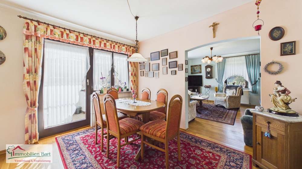 Immobilie in Mettlach - BETHINGEN: GEPFLEGTES WOHNHAUS MIT 2 WOHNUNGEN / 3 GARAGEN / 2 CARPORTSTELLPLÄTZE - Bild 7