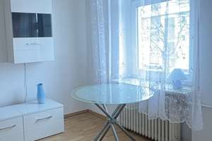 Charmante 3-Zimmer-Altbauwohnung mit Garage, ideal am U-Bahnhof Rudow gelegen.