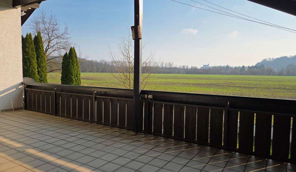 Immobilie in Trostberg - Großzügiger Landsitz in familienfreundlicher Umgebung im Chiemgau - uneinsehbarer Garten, Schwimmbad - Bild 2